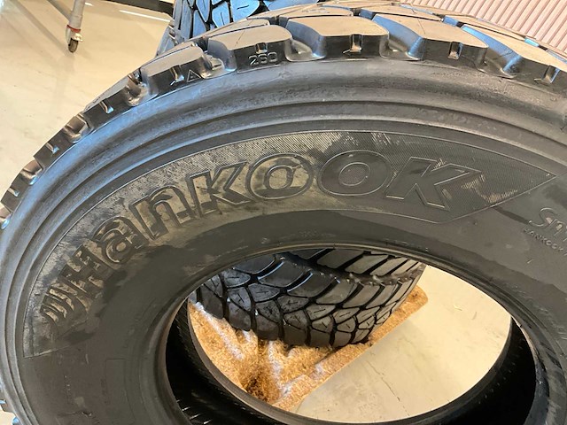 4x 315/80r22.5 retread vrachtwagenband - afbeelding 5 van  7