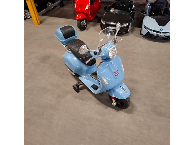 4x 4 kindervoertuigen, audi, bmw, vespa - afbeelding 3 van  28