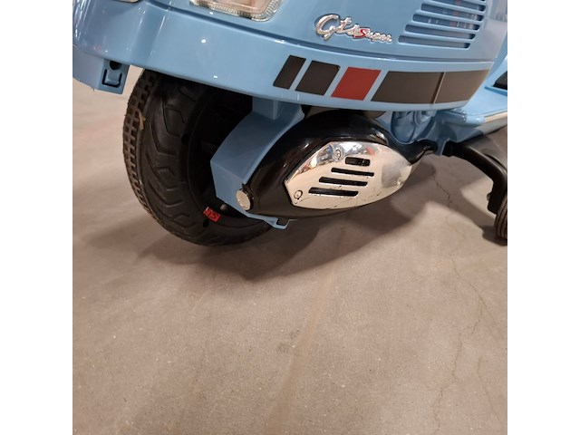 4x 4 kindervoertuigen, audi, bmw, vespa - afbeelding 5 van  28