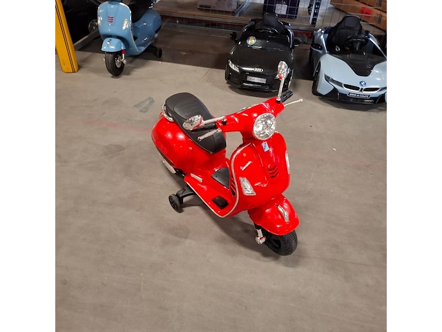 4x 4 kindervoertuigen, audi, bmw, vespa - afbeelding 9 van  28