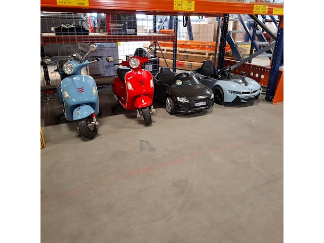 4x 4 kindervoertuigen, audi, bmw, vespa - afbeelding 1 van  28