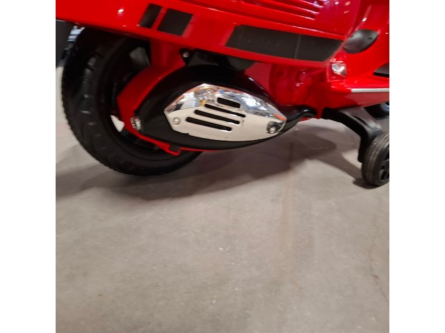 4x 4 kindervoertuigen, audi, bmw, vespa - afbeelding 13 van  28