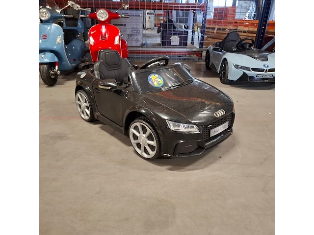 4x 4 kindervoertuigen, audi, bmw, vespa - afbeelding 16 van  28