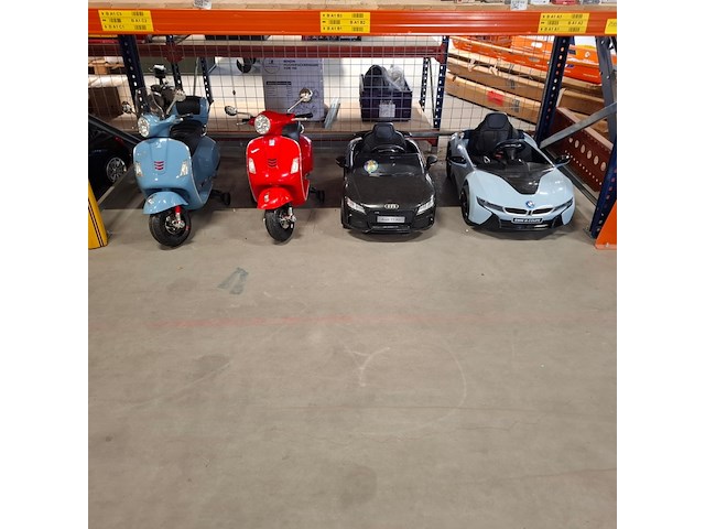 4x 4 kindervoertuigen, audi, bmw, vespa - afbeelding 12 van  28