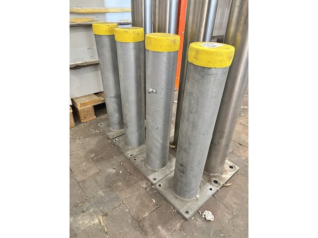 4x afzet-/aanrijdpalen, gegalvaniseerd - afbeelding 1 van  3