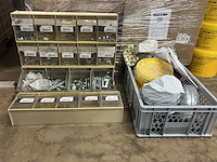 4x assortimentsbak met diverse ijzerwaren en krat met bouwmaterialen - afbeelding 1 van  10