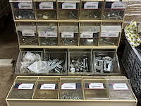 4x assortimentsbak met diverse ijzerwaren en krat met bouwmaterialen - afbeelding 3 van  10