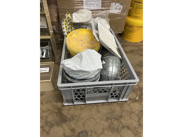 4x assortimentsbak met diverse ijzerwaren en krat met bouwmaterialen - afbeelding 4 van  10