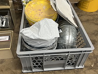 4x assortimentsbak met diverse ijzerwaren en krat met bouwmaterialen - afbeelding 4 van  10