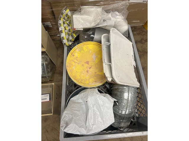 4x assortimentsbak met diverse ijzerwaren en krat met bouwmaterialen - afbeelding 5 van  10