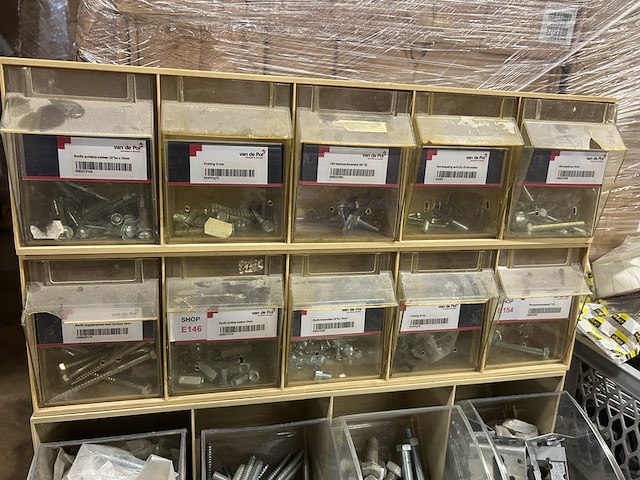 4x assortimentsbak met diverse ijzerwaren en krat met bouwmaterialen - afbeelding 6 van  10