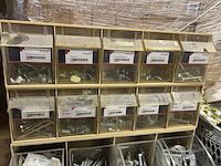 4x assortimentsbak met diverse ijzerwaren en krat met bouwmaterialen - afbeelding 6 van  10