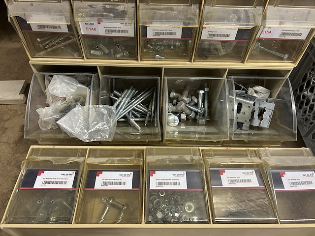 4x assortimentsbak met diverse ijzerwaren en krat met bouwmaterialen - afbeelding 7 van  10