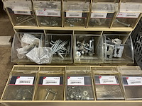 4x assortimentsbak met diverse ijzerwaren en krat met bouwmaterialen - afbeelding 7 van  10