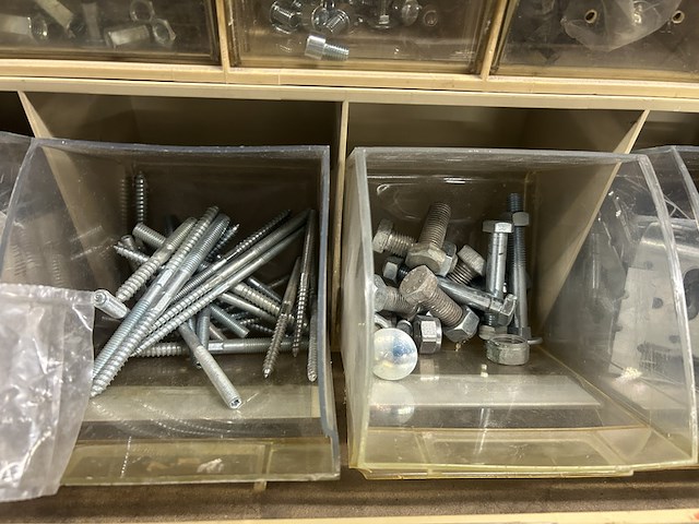 4x assortimentsbak met diverse ijzerwaren en krat met bouwmaterialen - afbeelding 8 van  10