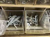 4x assortimentsbak met diverse ijzerwaren en krat met bouwmaterialen - afbeelding 8 van  10