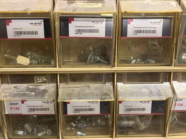 4x assortimentsbak met diverse ijzerwaren en krat met bouwmaterialen - afbeelding 9 van  10