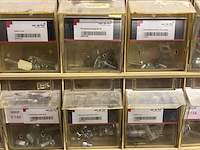 4x assortimentsbak met diverse ijzerwaren en krat met bouwmaterialen - afbeelding 9 van  10