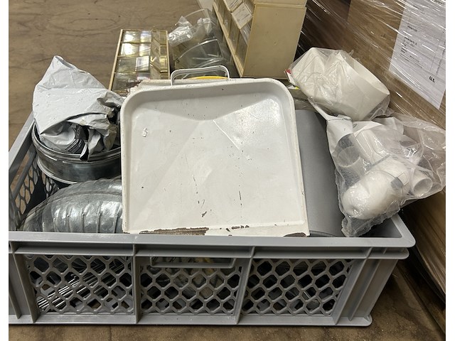 4x assortimentsbak met diverse ijzerwaren en krat met bouwmaterialen - afbeelding 10 van  10