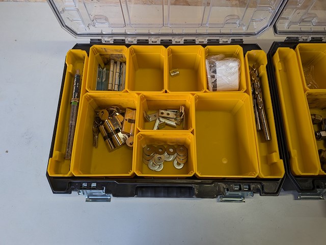 4x assortimentskoffer met ijzerwaren o.a. dewalt - afbeelding 15 van  20