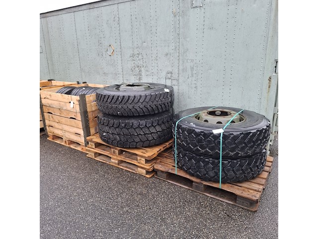 4x autoband op velg en 4x vrachtwagenband op vleg, o.a goodyear - afbeelding 1 van  17