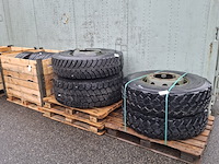 4x autoband op velg en 4x vrachtwagenband op vleg, o.a goodyear - afbeelding 1 van  17