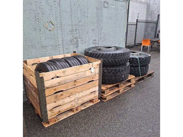 4x autoband op velg en 4x vrachtwagenband op vleg, o.a goodyear - afbeelding 10 van  17