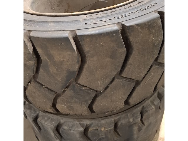 4x band met velg (t.b.v. ravo veegmachine), 28x12.5-15 (355/45-15) - afbeelding 2 van  12