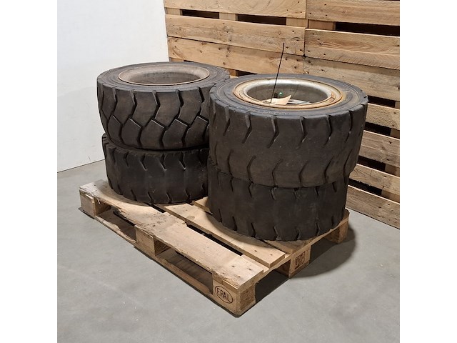 4x band met velg (t.b.v. ravo veegmachine), 28x12.5-15 (355/45-15) - afbeelding 1 van  12