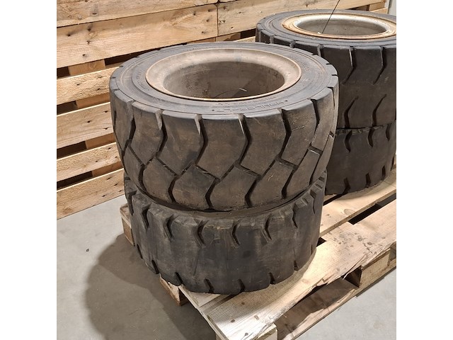 4x band met velg (t.b.v. ravo veegmachine), 28x12.5-15 (355/45-15) - afbeelding 11 van  12