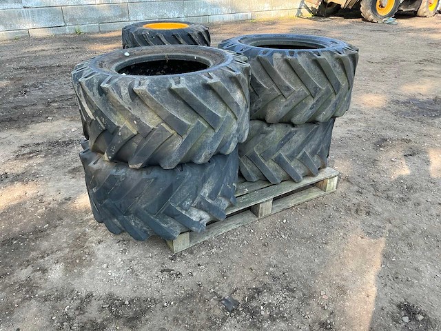 4x bkt implement-as504 15.0/55 r17 band, wiel en velg - afbeelding 1 van  12