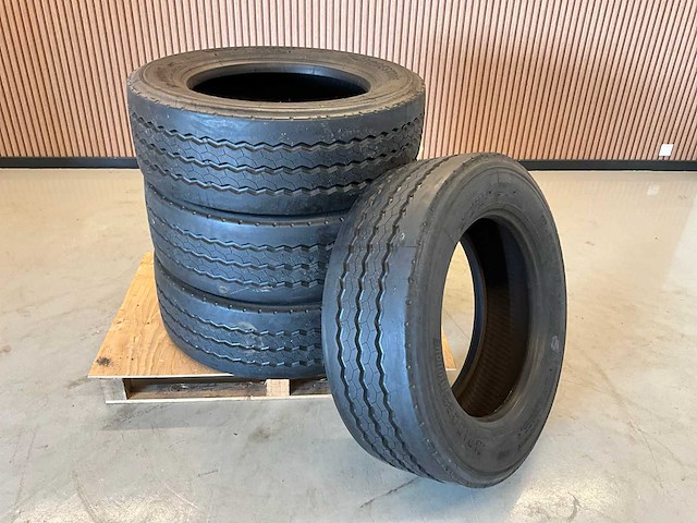 4x bridgestone 295/60r22.5 retread vrachtwagenband - afbeelding 1 van  6