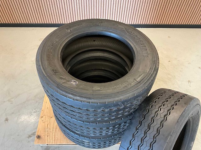4x bridgestone 295/60r22.5 retread vrachtwagenband - afbeelding 6 van  6