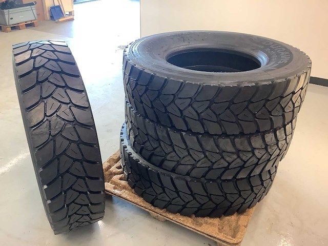 4x bridgestone 315/80r22.5 m+s retread vrachtwagenband - afbeelding 3 van  9