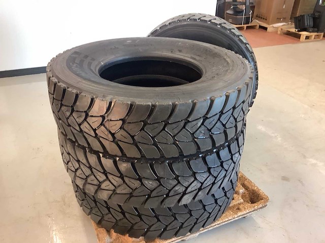 4x bridgestone 315/80r22.5 m+s retread vrachtwagenband - afbeelding 4 van  9