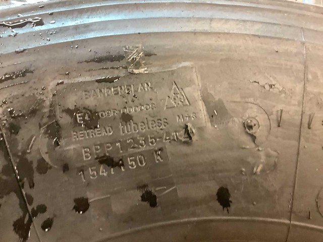 4x bridgestone 315/80r22.5 m+s retread vrachtwagenband - afbeelding 8 van  9