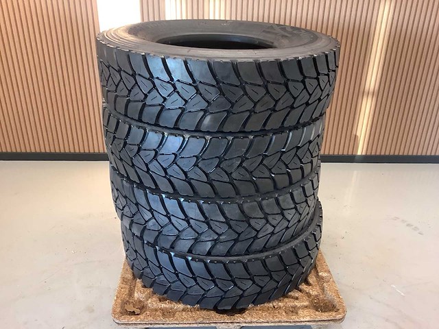 4x bridgestone 315/80r22.5 m+s retread vrachtwagenband - afbeelding 9 van  9