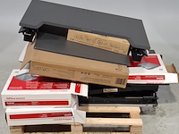 4x bureauverhoger en 5x voetensteun, o.a office depot