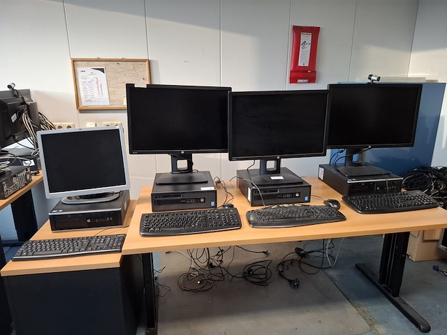 4x computer met beeldscherm en toetsenbord hp, hp pro 6300 sff i5, hp elitedesk 800 g1 sff i5 en , bouwjaar 2013 en 2016 - afbeelding 1 van  17