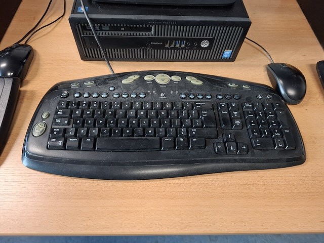 4x computer met beeldscherm en toetsenbord hp, hp pro 6300 sff i5, hp elitedesk 800 g1 sff i5 en , bouwjaar 2013 en 2016 - afbeelding 16 van  17