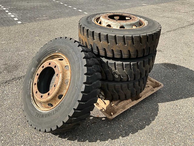 4x continental 275/70 r22.5 urban-traffic m+s band met velg - afbeelding 1 van  10