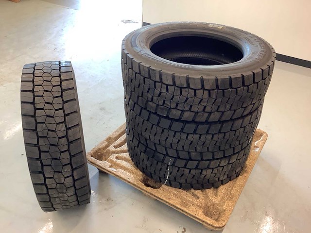 4x continental 295/55r22.5 m+s retread vrachtwagenband - afbeelding 3 van  9