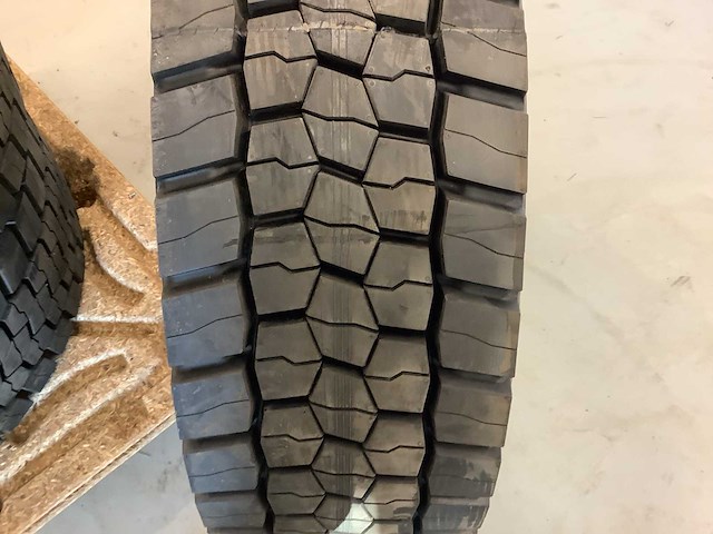 4x continental 295/55r22.5 m+s retread vrachtwagenband - afbeelding 8 van  9