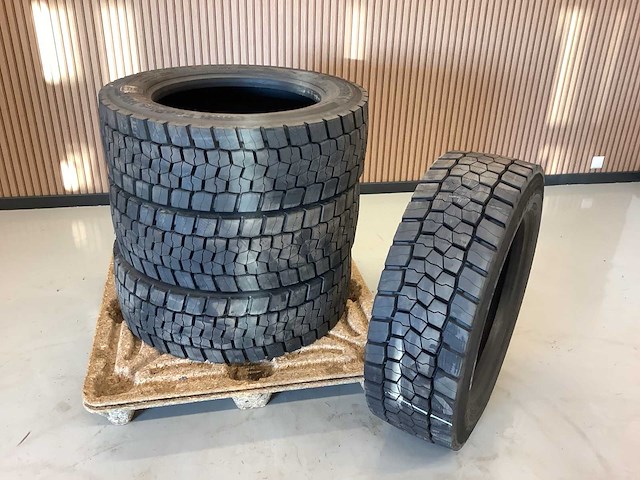4x continental 295/55r22.5 m+s retread vrachtwagenband - afbeelding 1 van  9