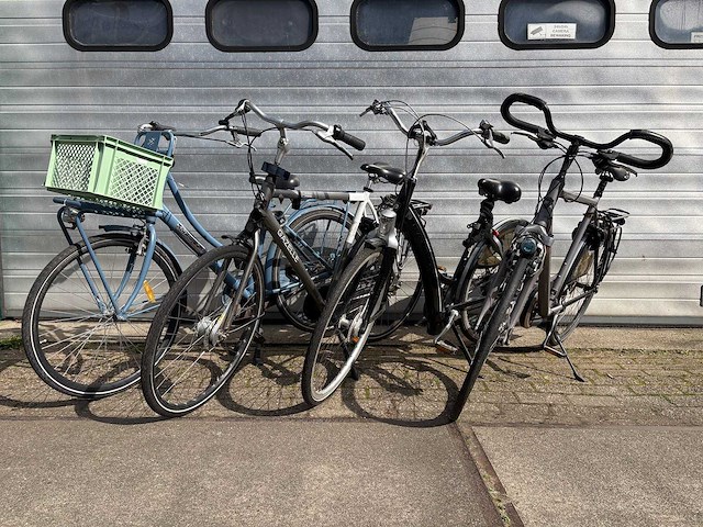 4x damesfiets en herenfiets oa: popal, batavus, gazelle, koga - afbeelding 1 van  9