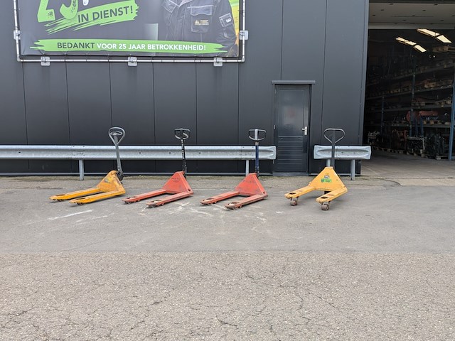 4x diverse handpompwagen - afbeelding 1 van  19