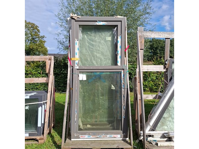 4x diverse kunststof kozijnen waarvan 3 met glas - afbeelding 1 van  6