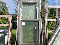 4x diverse kunststof kozijnen waarvan 3 met glas - afbeelding 1 van  6