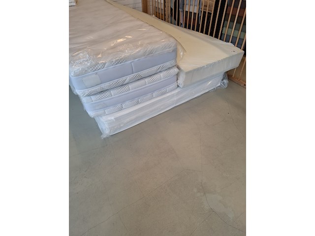 4x diverse matrassen - afbeelding 7 van  9