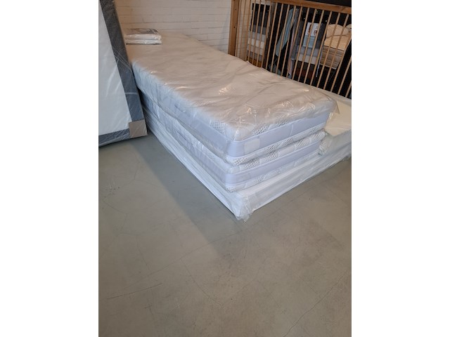 4x diverse matrassen - afbeelding 8 van  9